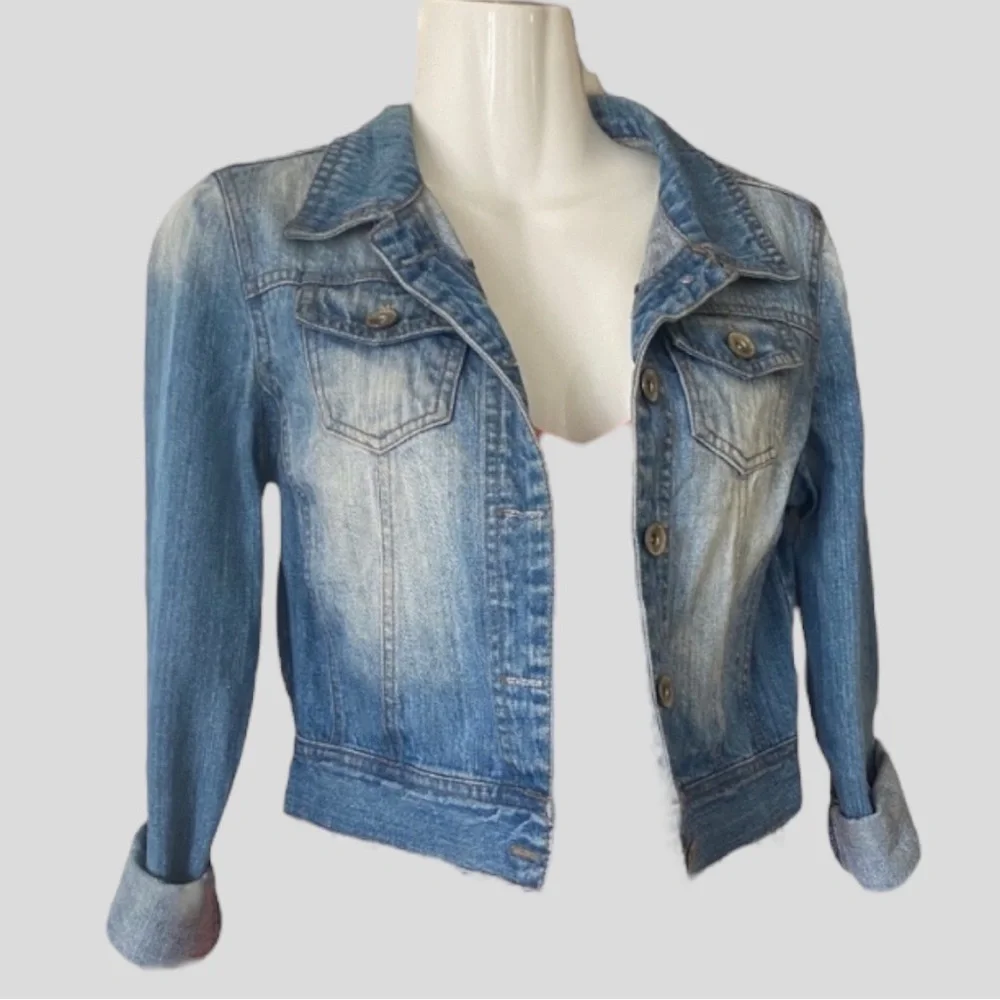 🔥SALE🔥 Adorable and versatile Highway Jeans cropped DENIM JACKET.  Size S - Picture 2 of 13